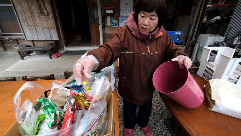 Warga Jepang memilah sampah ke dalam kotak di rumahnya di kota Kamikatsu, prefektur Tokushima.