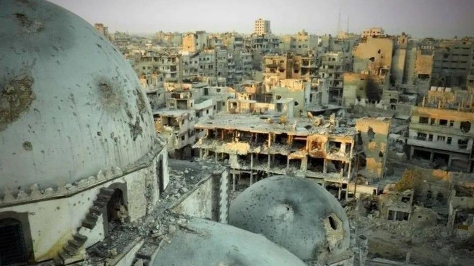 Foto da cidade de Homs em ruínas