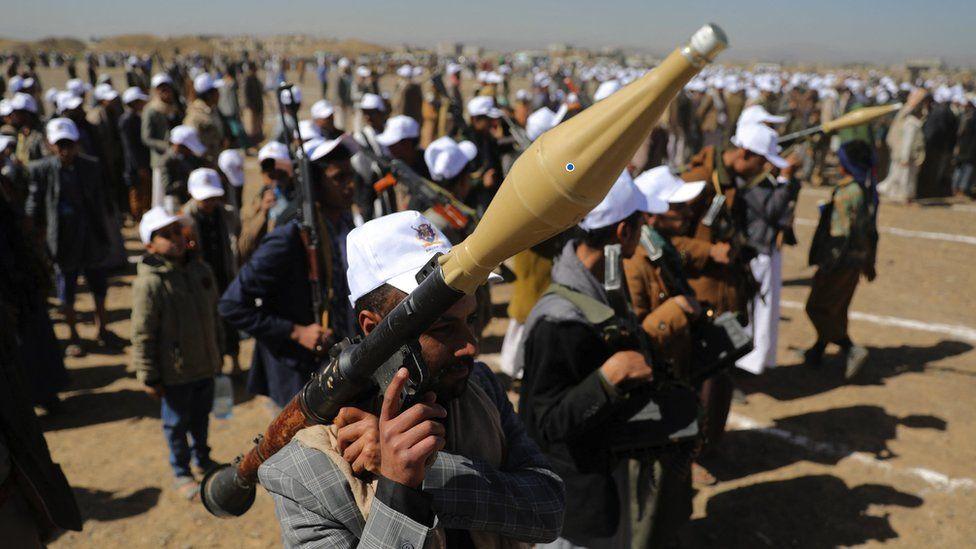 Seorang pengikut Houthi memegang peluncur RPG selama protes untuk mengecam serangan pimpinan AS terhadap sasaran Houthi dan untuk menunjukkan dukungan bagi warga Palestina di Jalur Gaza, dekat Sanaa, Yaman pada 25 Januari 2024
