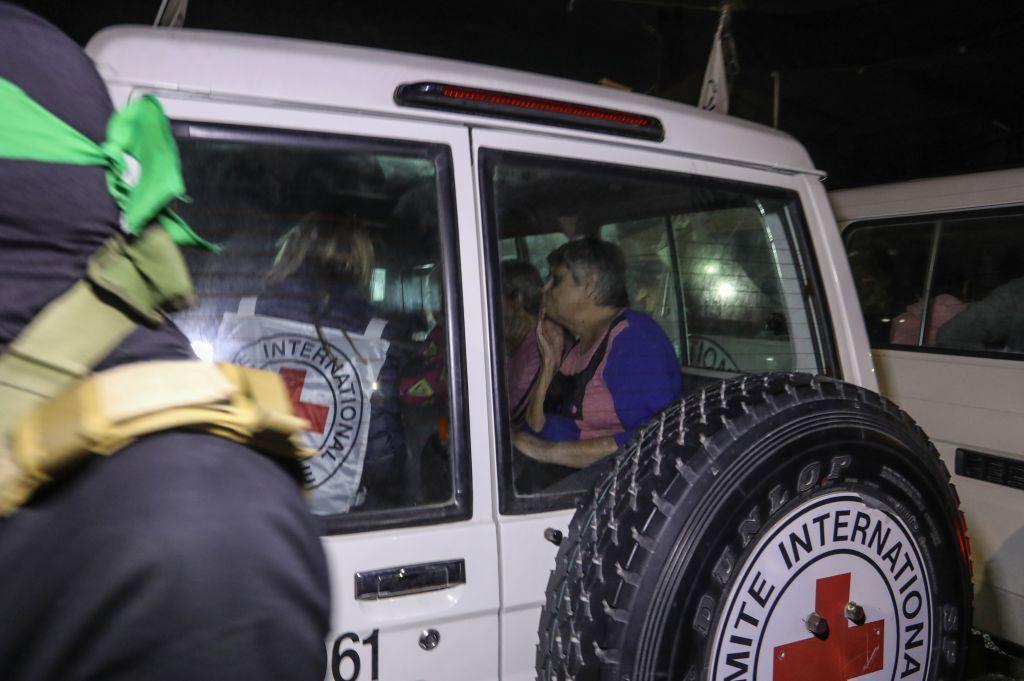 Un grupo de mujeres dentro de un vehículo de la Cruz Roja.