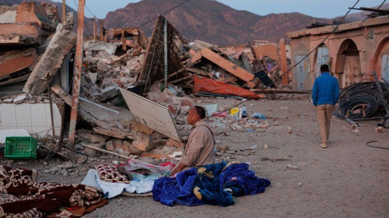رجل مغربي أمام الدمار الذي خلفه الزلزال في قرية "أغيل"