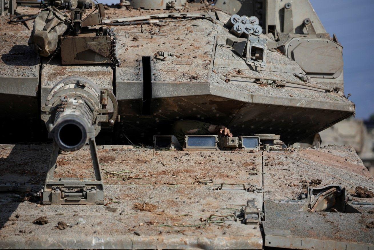 جندي إسرائيلي يعمل داخل مركبة عسكرية أثناء انتظاره في اليوم الثاني من وقف إطلاق النار بين إسرائيل وحزب الله