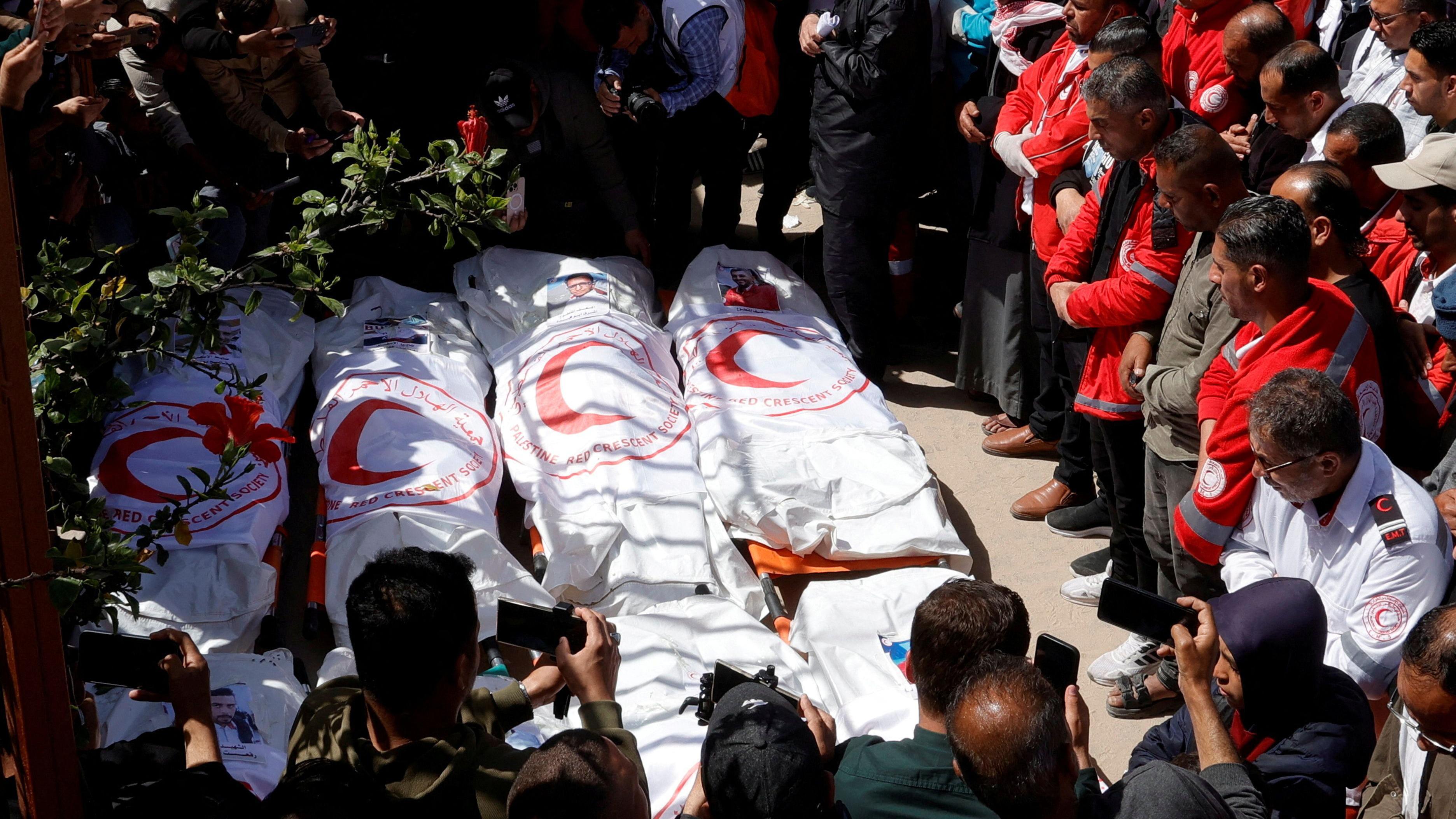 غزيون يصلون على المسعفين الذين تعرضوا لإطلاق نار إسرائيلي أثناء مهمة إنقاذ في خان يونس