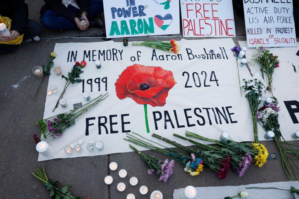 Mensajes en homenaje a Bushnell y en contra de los ataques isarelíes a los territorios palestinos.