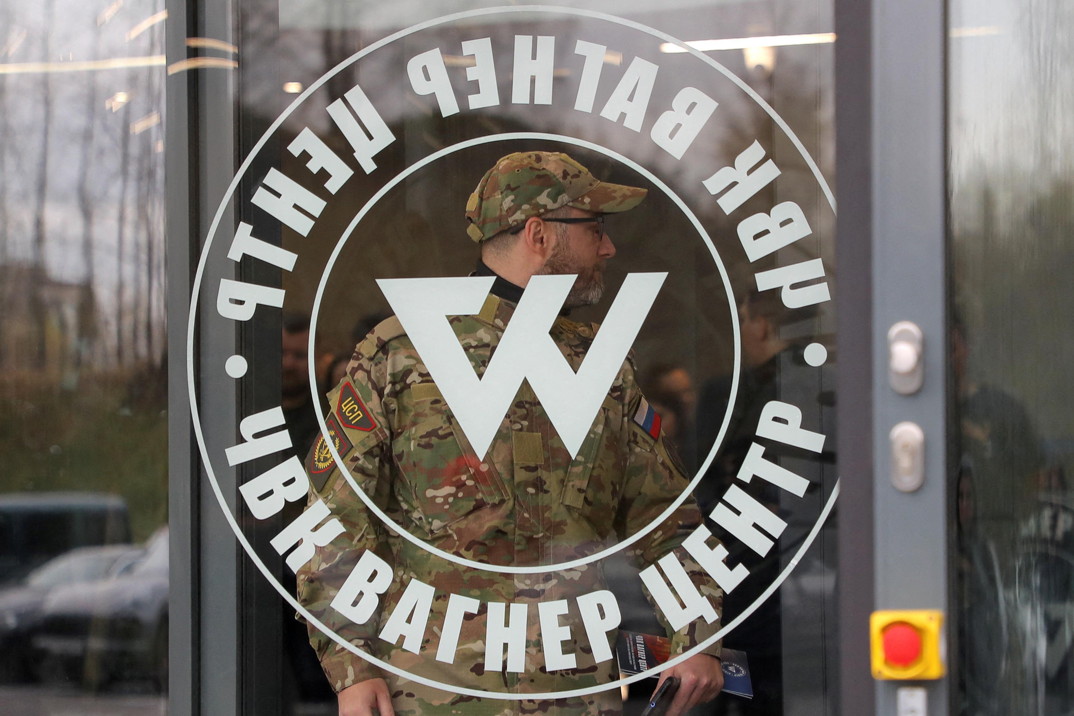 مقاتل يرتدي الزي الرسمي داخل مكتب مجموعة فاغنر في سان بطرسبرج