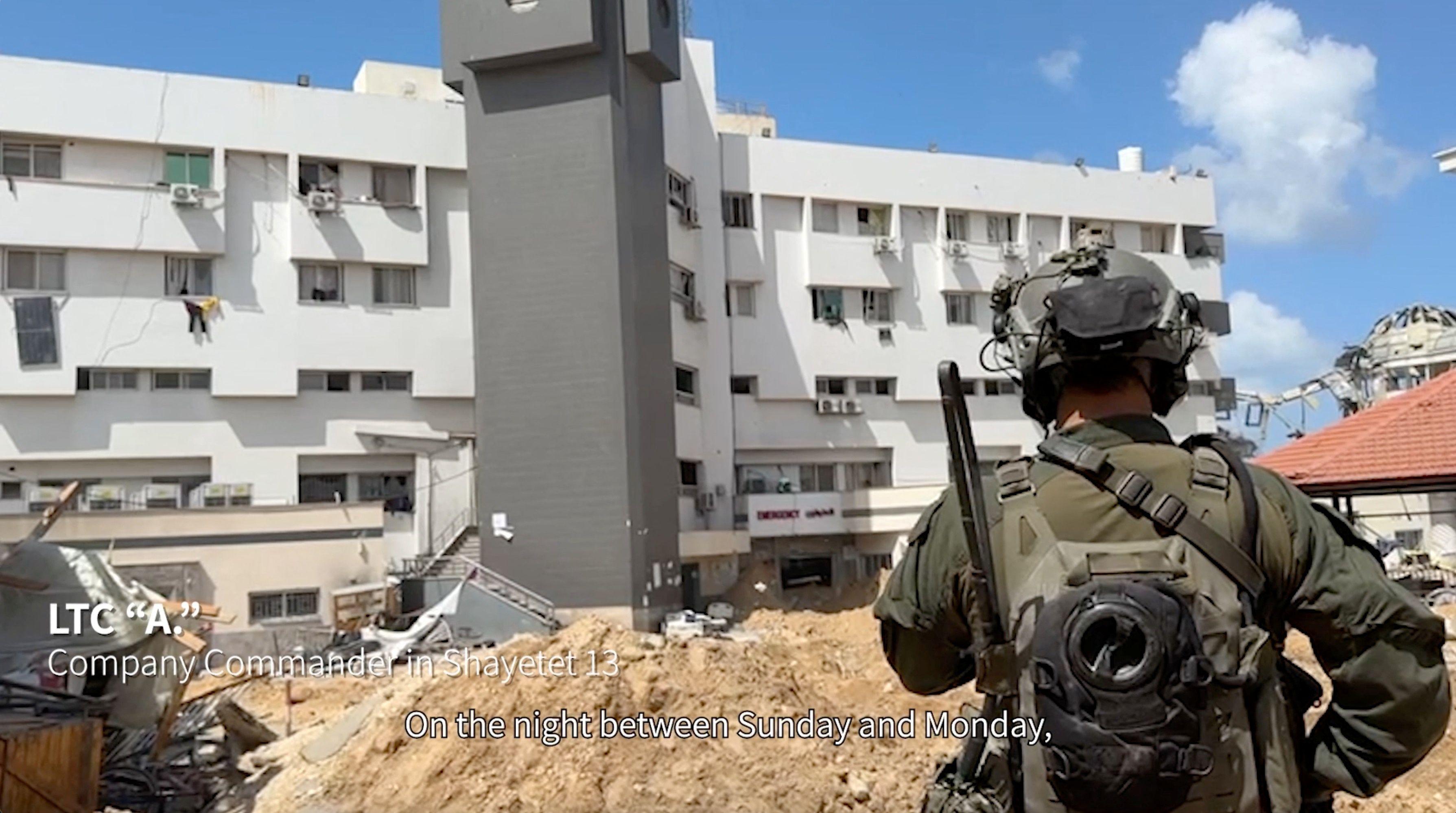 جندي إسرائيلي بالقرب من مستشفى الشفاء 