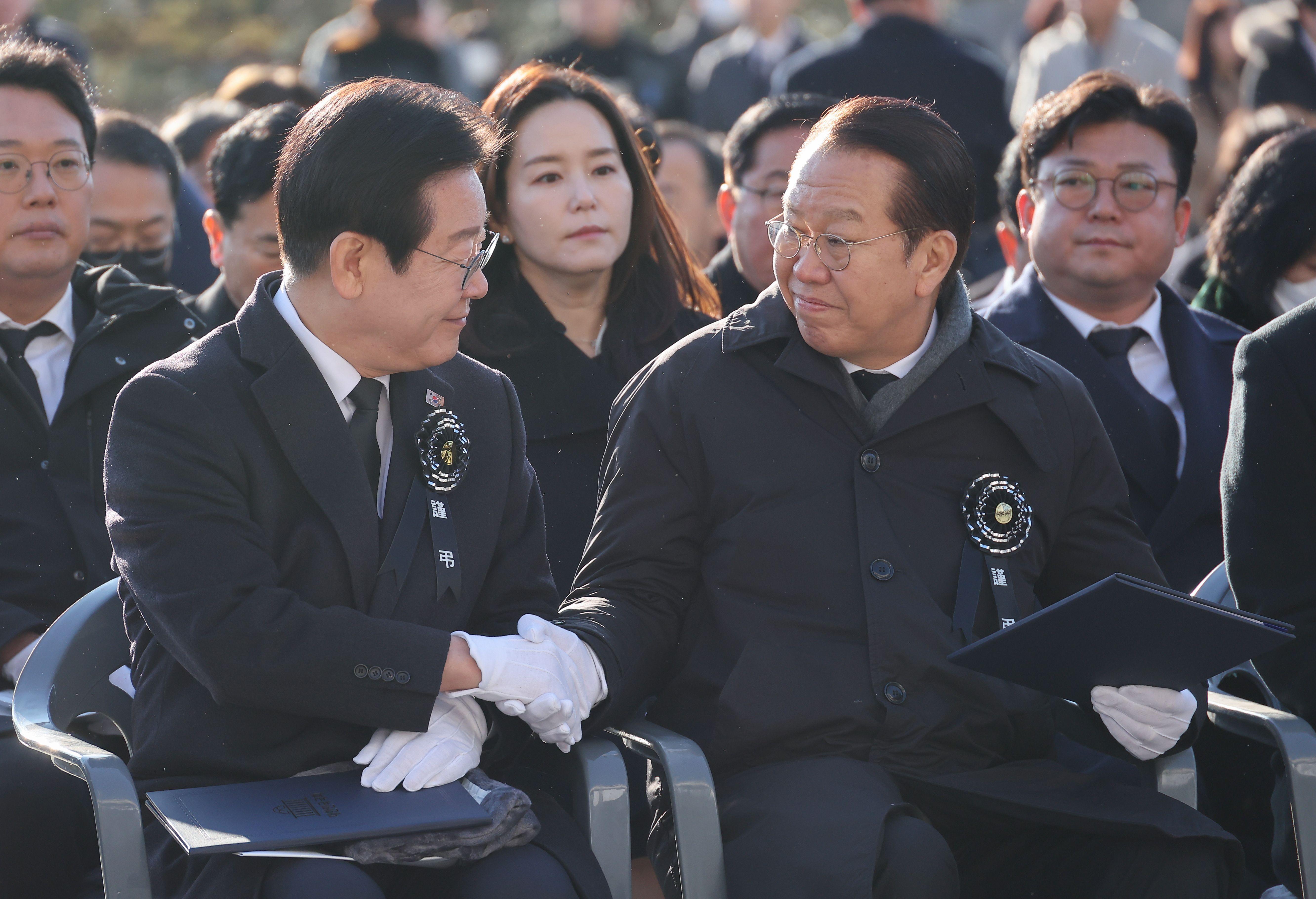 권영세 국민의힘 비상대책위원장(오른쪽)과 이재명 더불어민주당 대표가 3일 오전 서울 여의도 국회에서 열린 고 김수한 전 국회의장 영결식에서 악수하고 있다