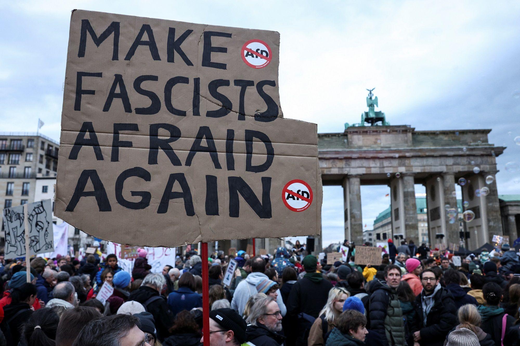 Ispred Branderbuške kapije u Berlinu su se okupile hiljade ljudi poje su protestovale protiv politike AfD-a