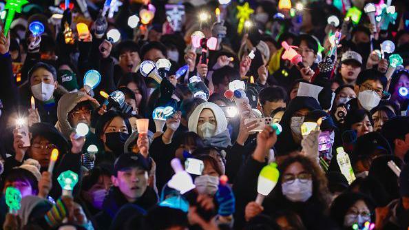 7일 여의도 광장에서 열린 '탄핵 집회'에서 젊은 참가자들이 응원봉을 들고 있다