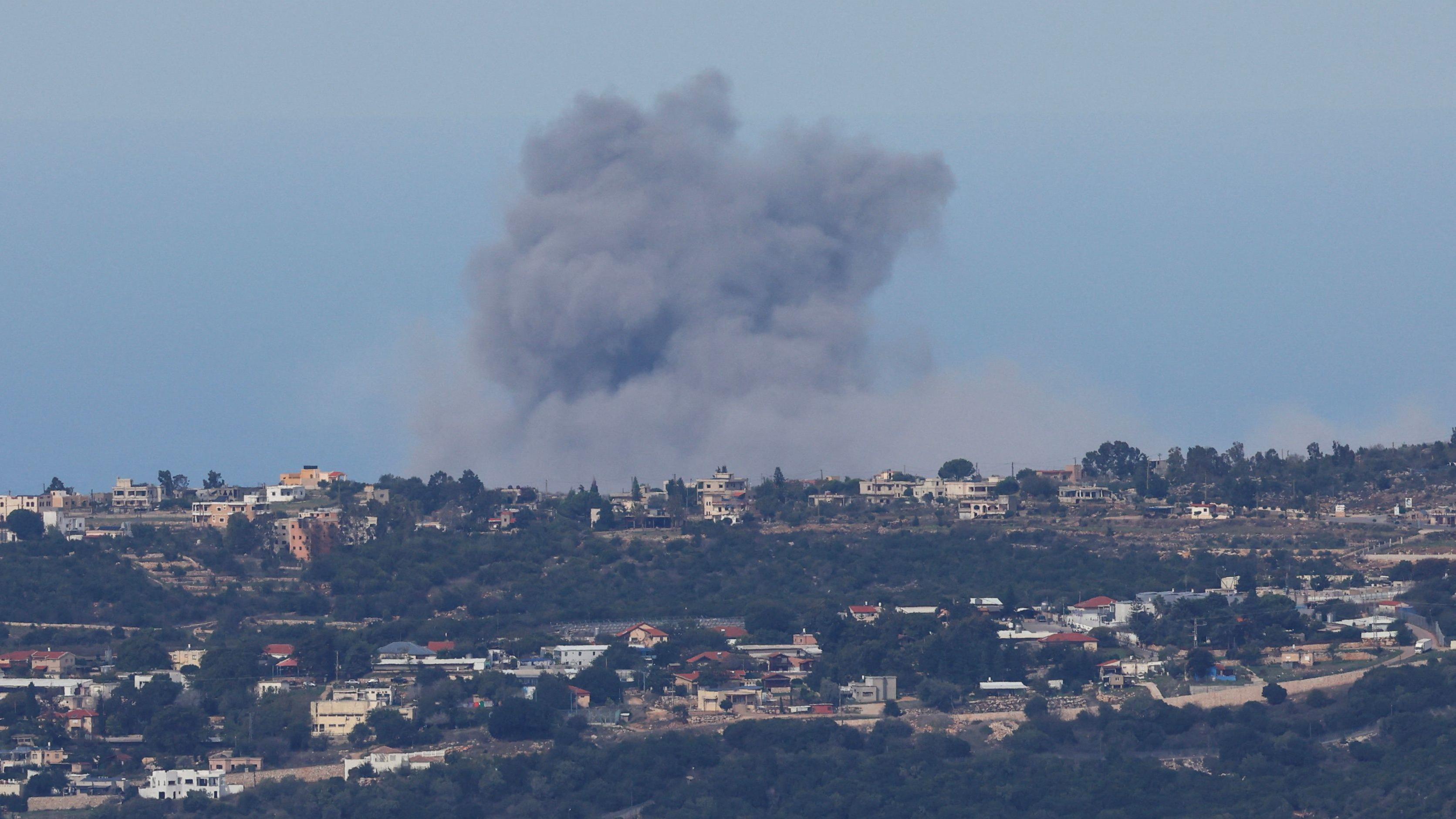 أعمدة الدخان تتصاعد من الجانب الللبناني من الحدود مع إسرائيل إثر قصف إسرائيلي