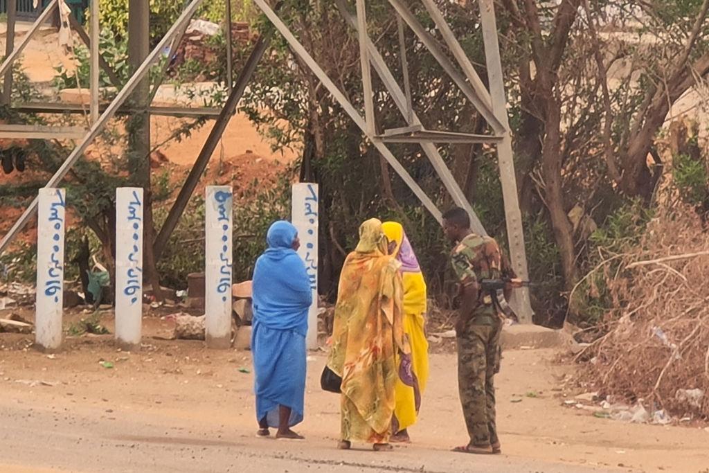 جندي سوداني يتحدث إلى سيدات