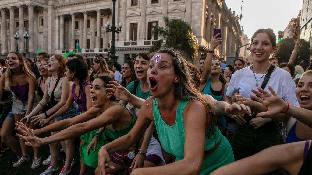 Mujeres manifestándose frente al Congreso de Argentina. 