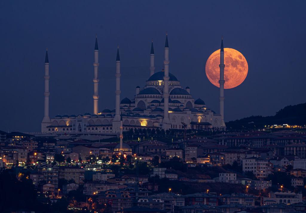 İstanbul'dan Çamlıca Cami'nin içinde olduğu bir fotoğraf