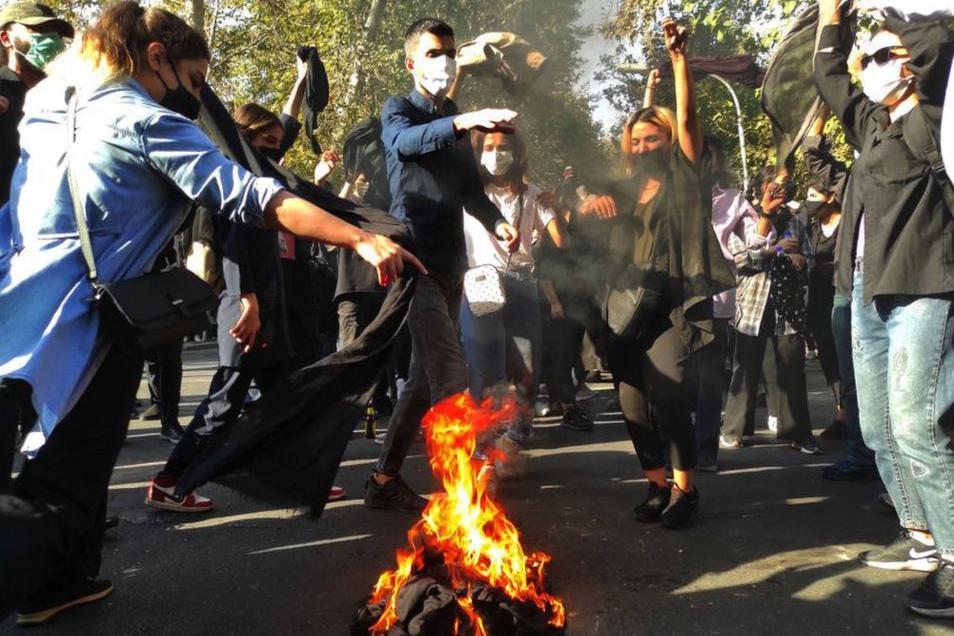 نساء إيرانيات يشعلن النار في الحجاب