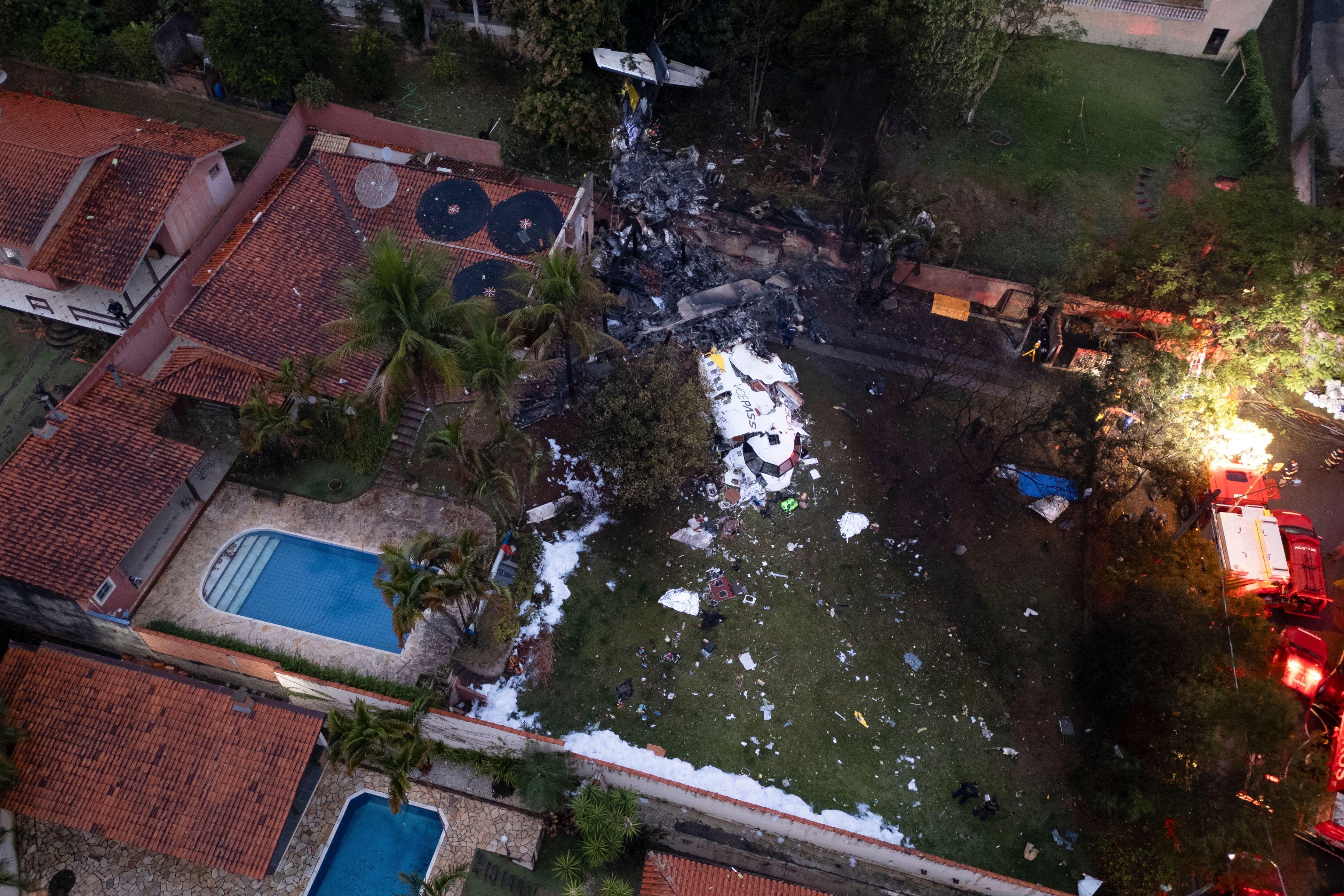 Imagem aérea com destroços de avião