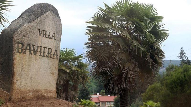 Fotografia de pedra onde está escrito Vila Baviera