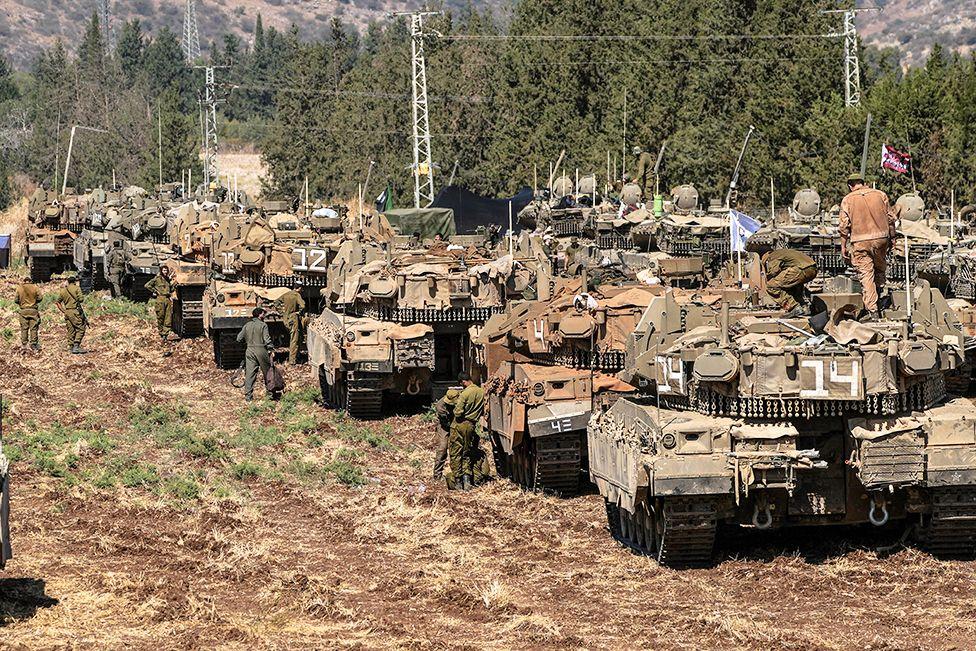 Colunas de tanques israelenses em local não revelado no norte de Israel, perto da fronteira com o Líbano, em 27 de setembro de 2024.