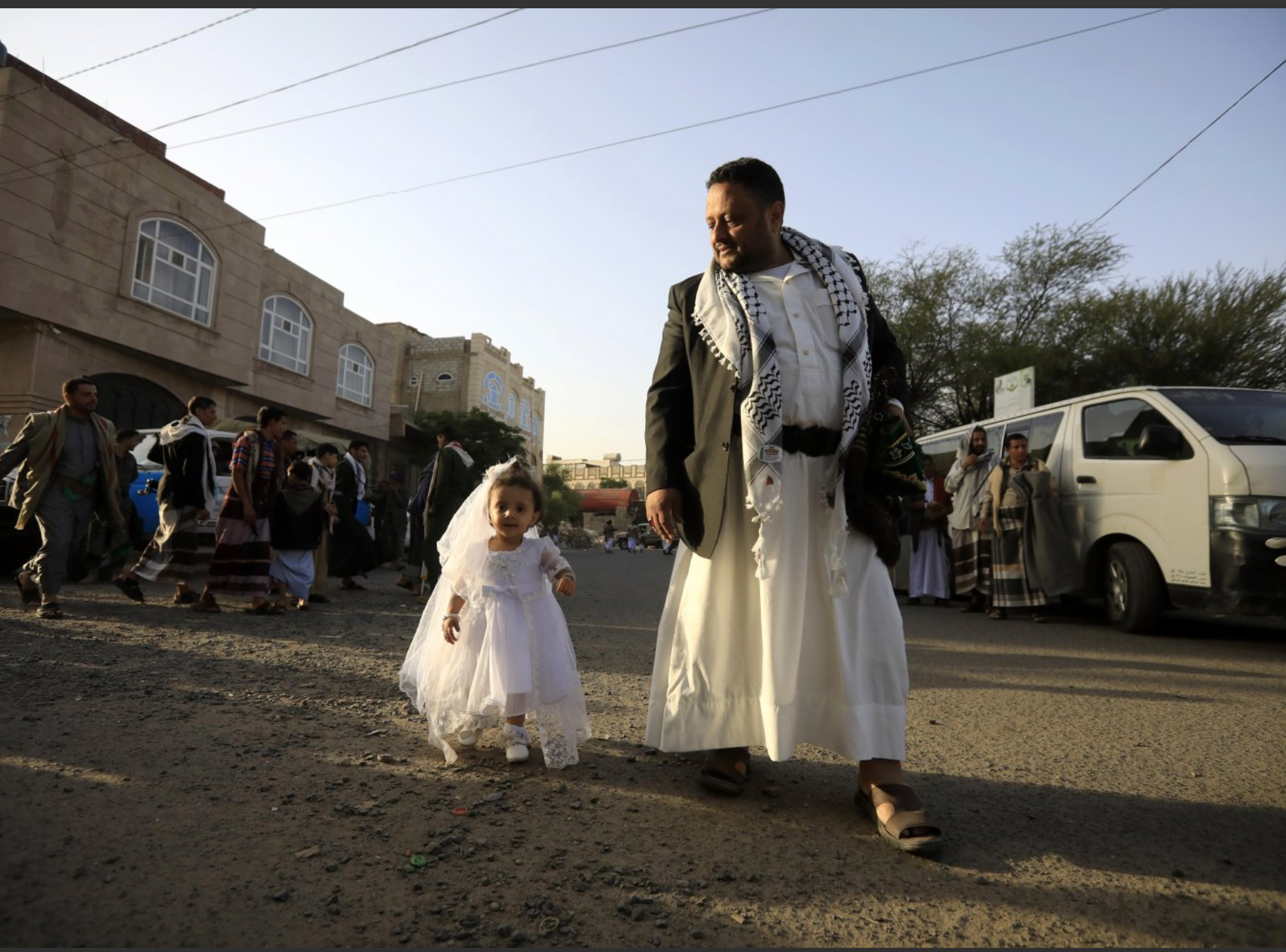 طفلة بصحبة والدها في أول أيام العيد في صنعاء - اليمن 