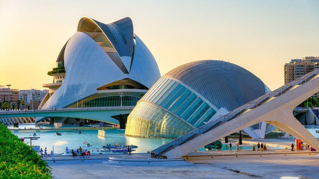 La ciudad de las Artes y las Ciencias de Valencia con aspecto futurista.