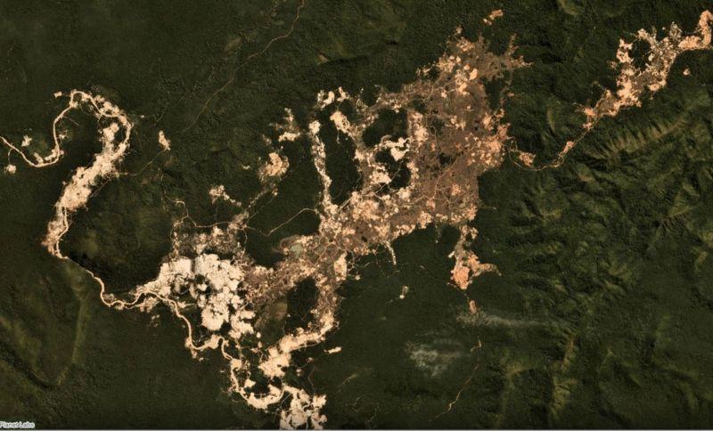 Vista aérea de clareiras abertas pelo garimpo em floresta