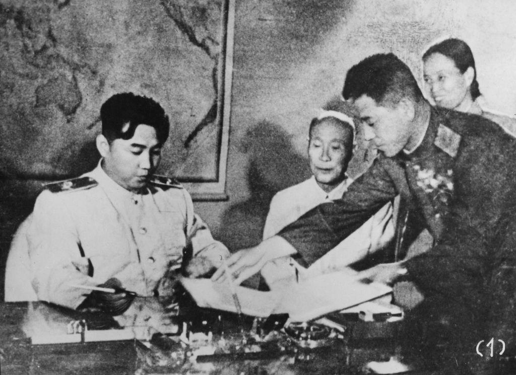 El fundador de Corea del Norte, Kim Il-sung, firma el armisticio de 1953