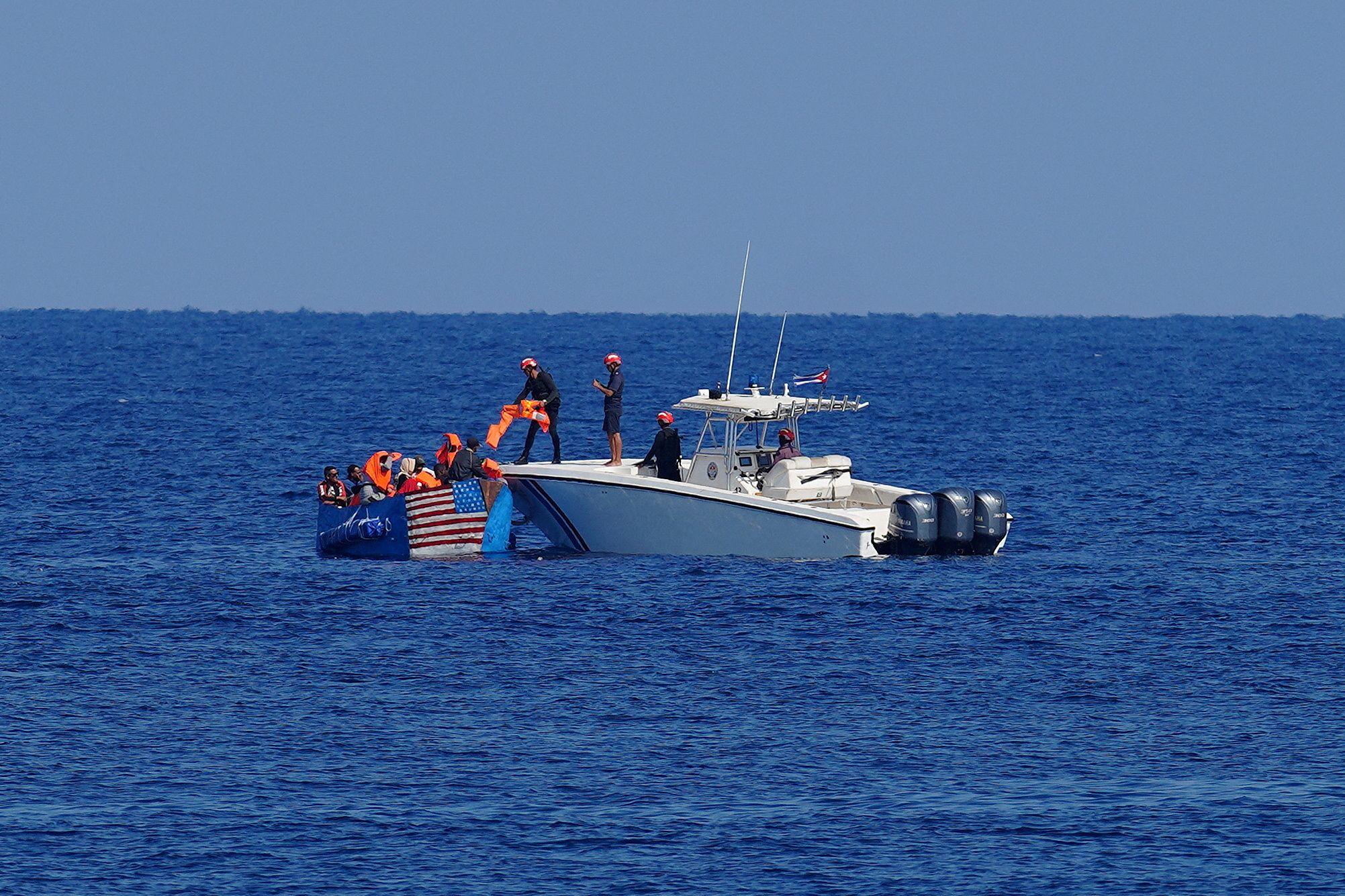 Guardacostas cubanos lidian con migrantes cubanos en las costas de La Habana. 