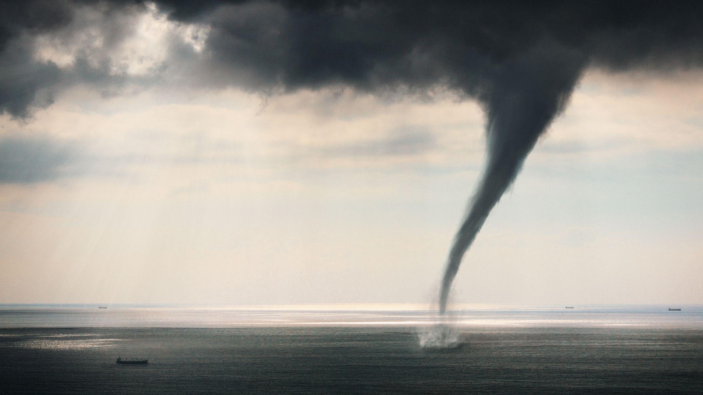 Imagen de una tromba marina sobre el oceáno. 