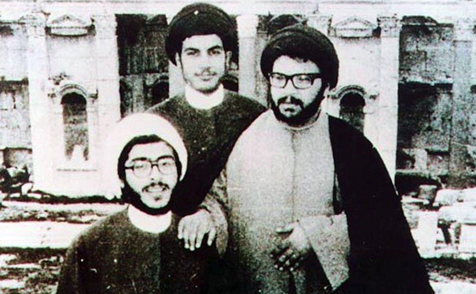Hassan Nasrallah (centro) junto a Abbas Mousavi (derecha) durante su estancia en Nayaf, Irak.