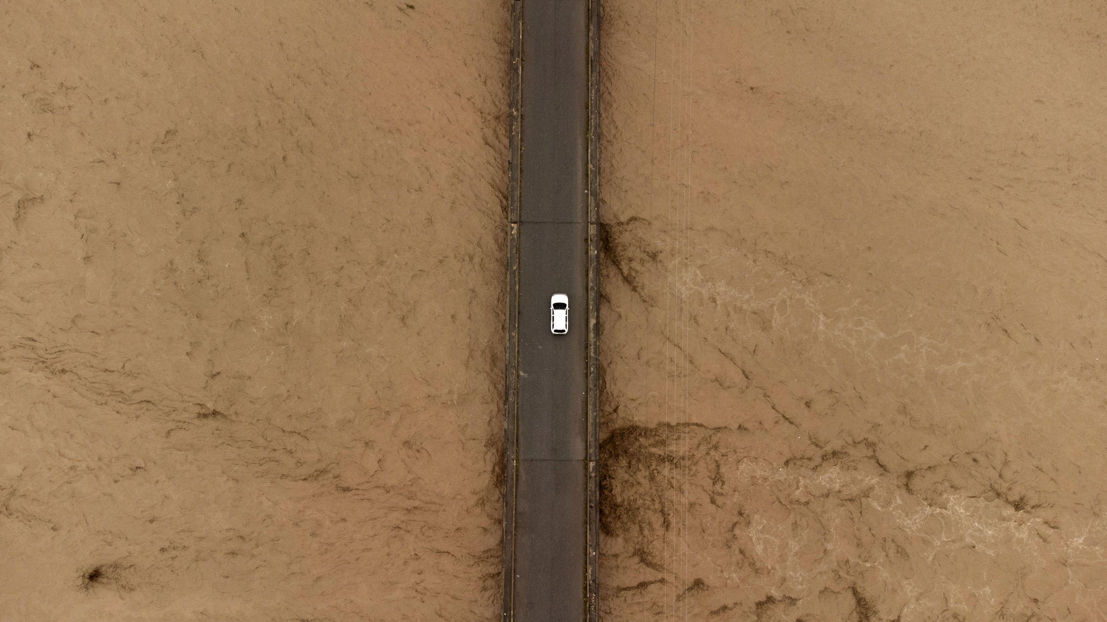 Fotografía aérea que muestra el desbordamiento del río Ocoa por fuertes lluvias.