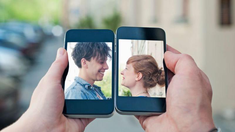 celulares com fotos de uma mulher e um homem