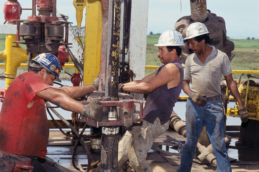 Tres operarios trabajan en una explotación petrolera en el lago Maracaibo, Venezuela. 