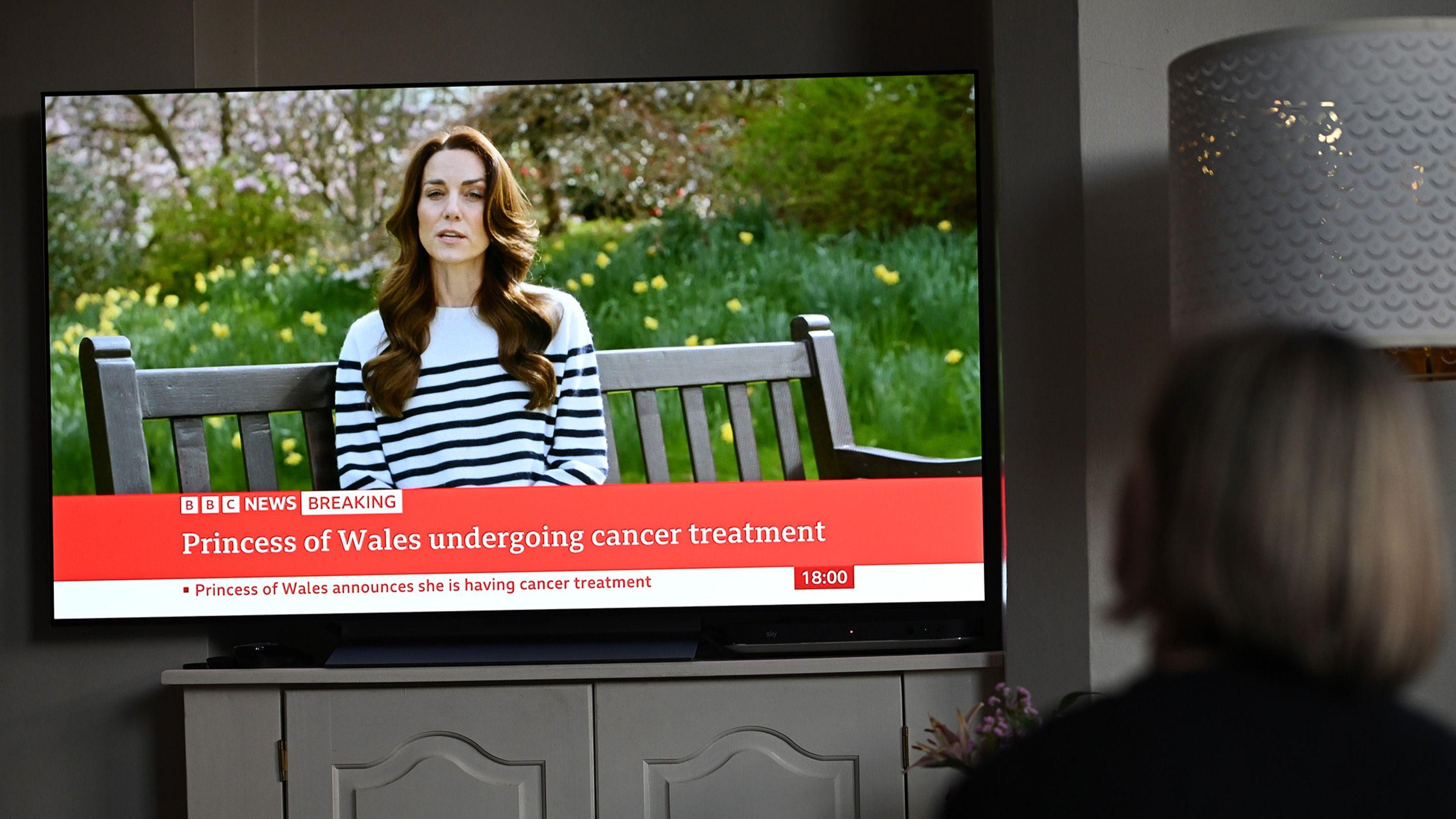 Una mujer mira por televisión el discurso de Kate Middleton