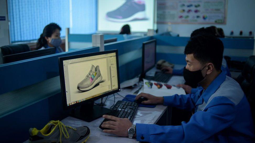 Diseñador de calzado en Corea del Norte. 