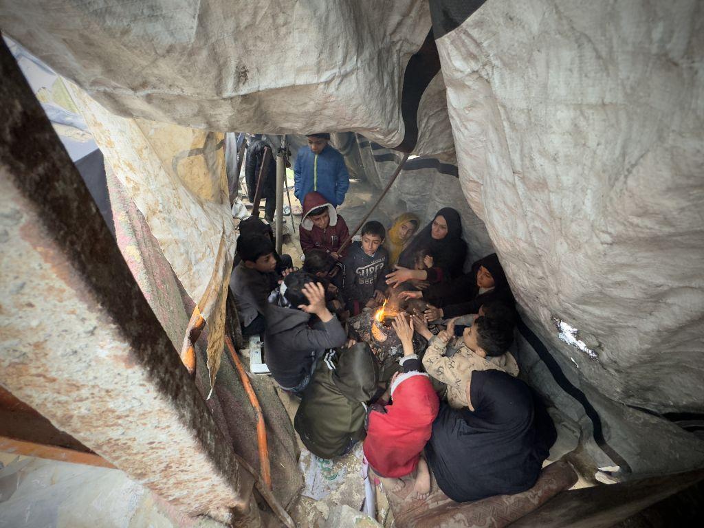 نازحون يحتمون من البرد والأمطار في خان يونس