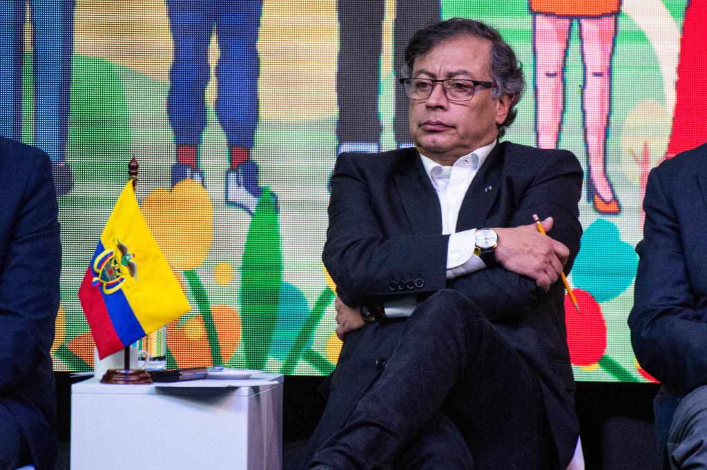 El presidente de Colombia, Gustavo Petro, sentado de brazos cruzados en un acto. 