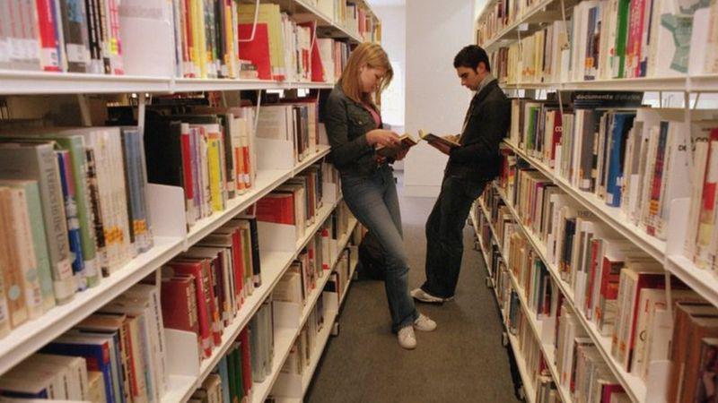 Jovens em biblioteca