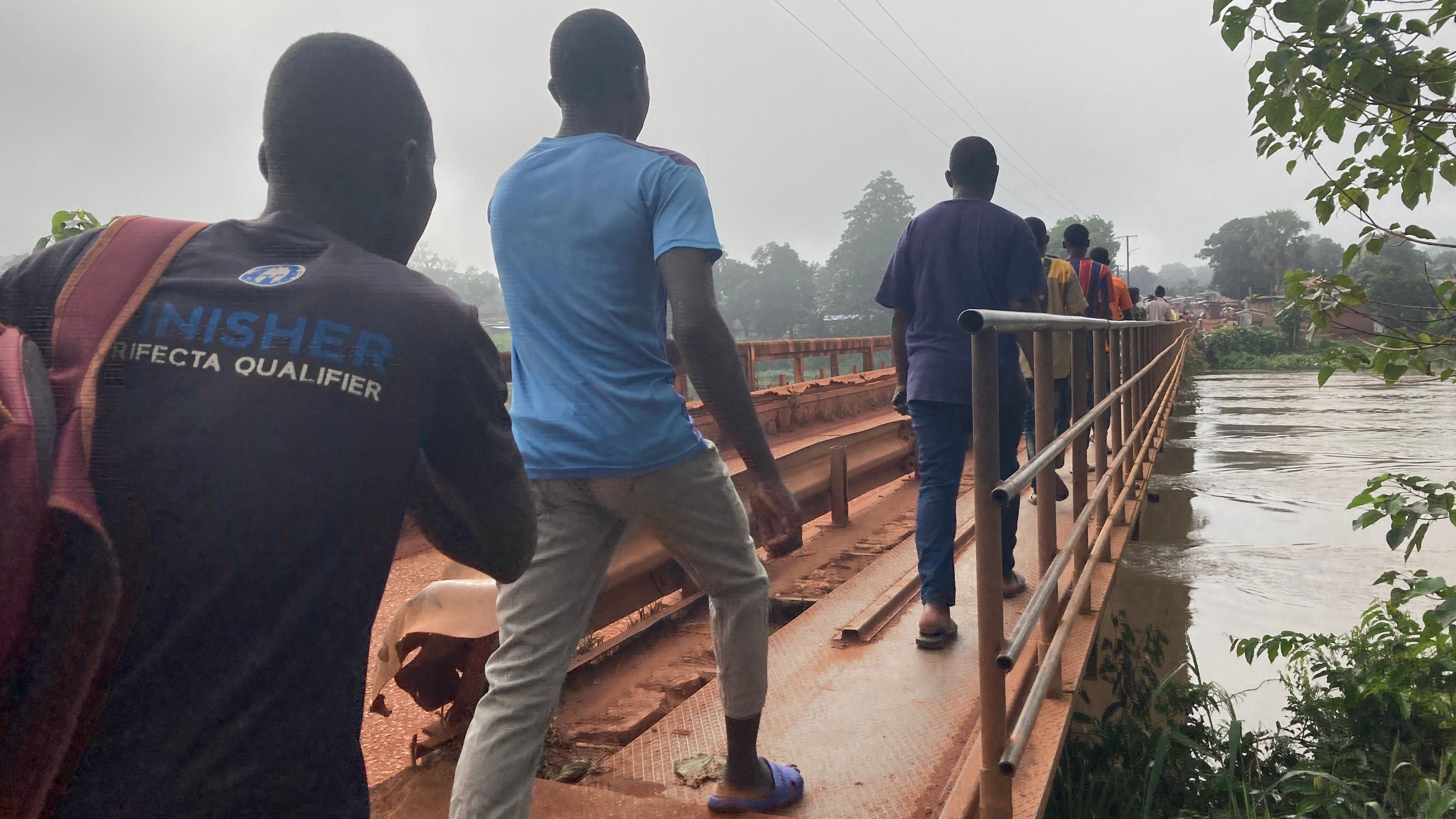 Pessoas atravessando a ponte em Bambari, RCA