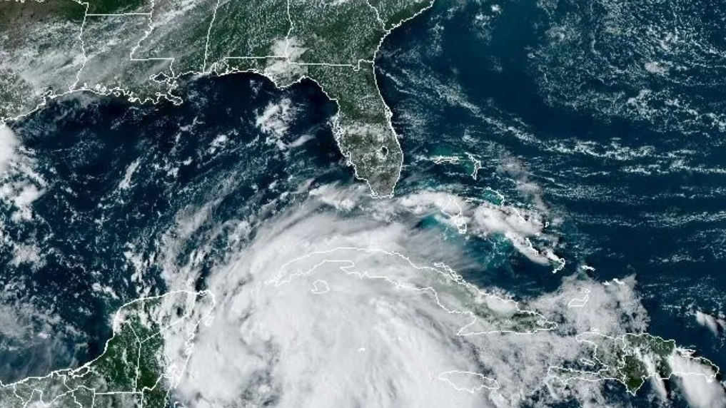 Helene se dirige hacia el norte por el Caribe.