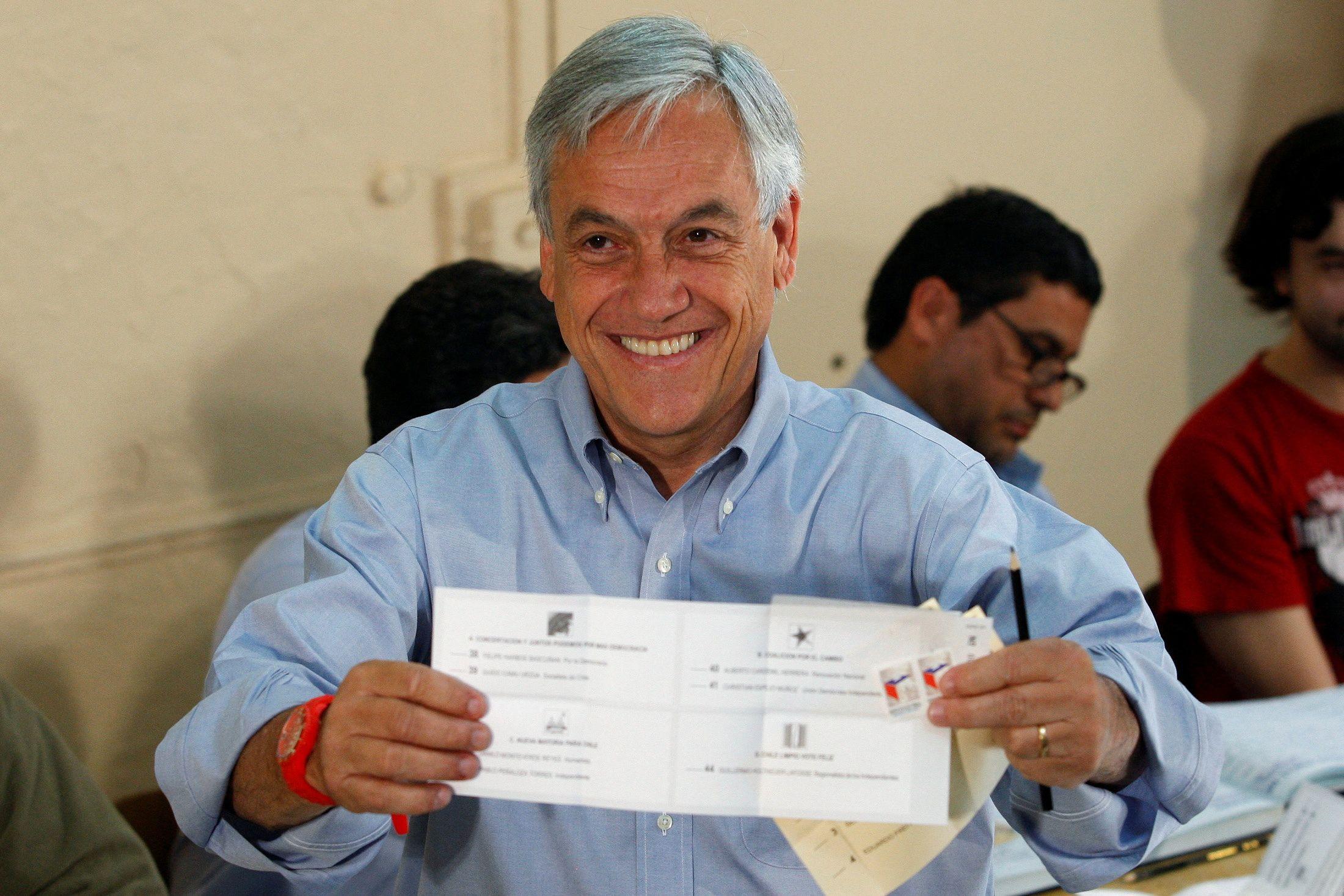 Sebastián Piñera con una papeleta de votación