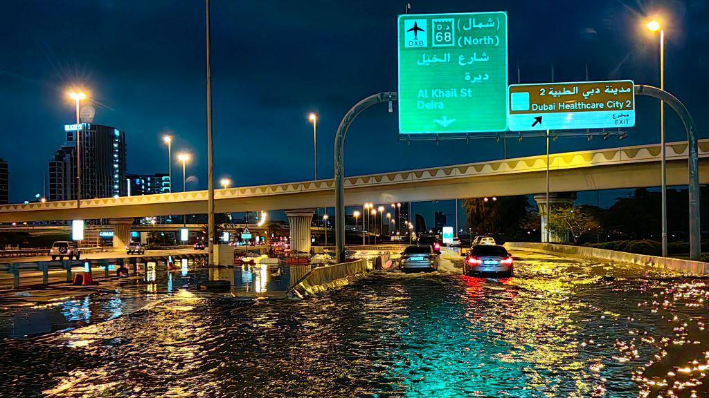Una calle inundada en Dubái