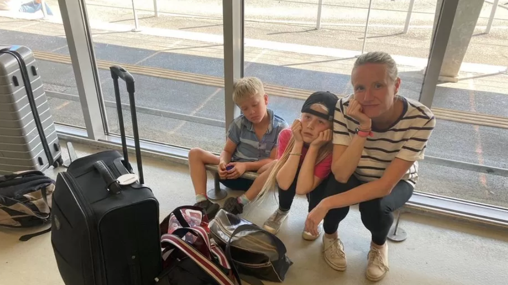 صورة لعائلة عالقة في المطار.