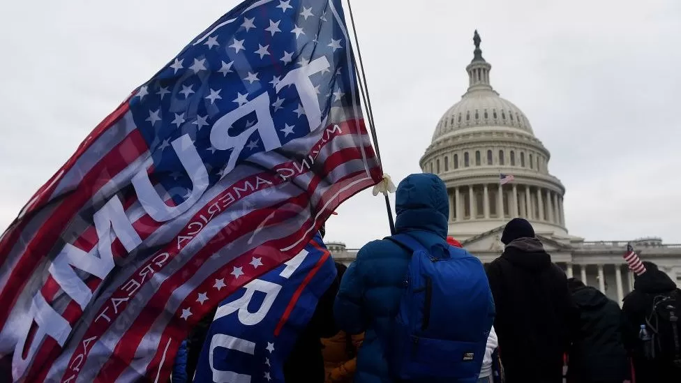 Manifestantes pró-Trump em frente ao Capitólio em Washington