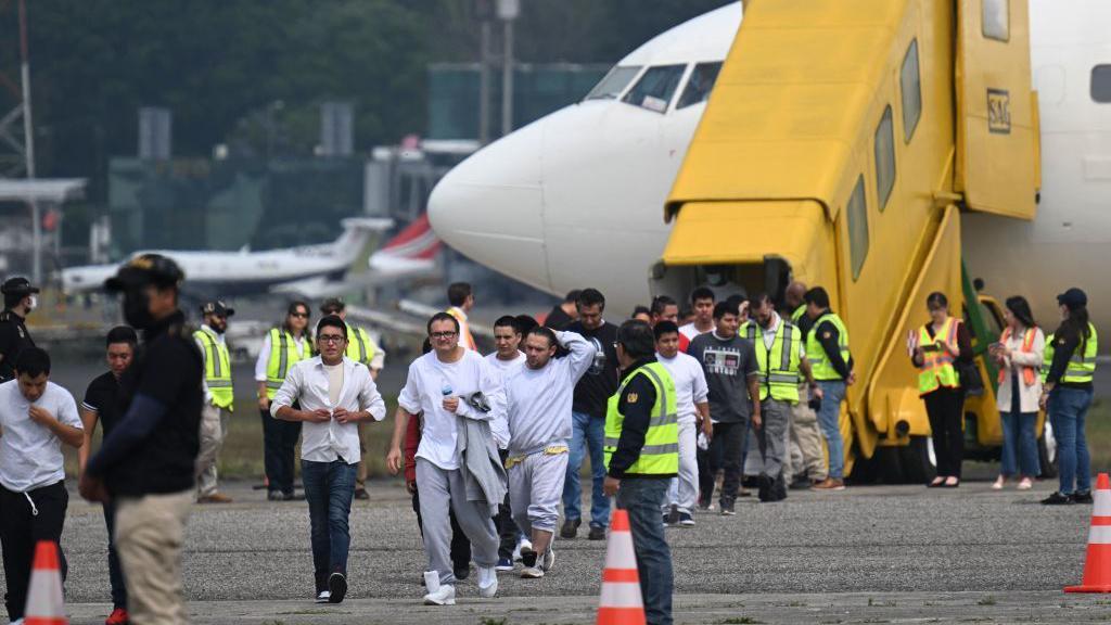 Inmigrantes guatemaltecos deportados de Estados Unidos a su llegada a la Base de la Fuerza Aérea en Ciudad de Guatemala.