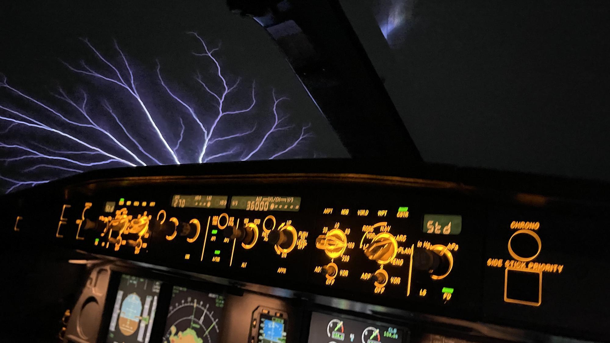 El "fuego de San Telmo" visto desde la cabina de un avión