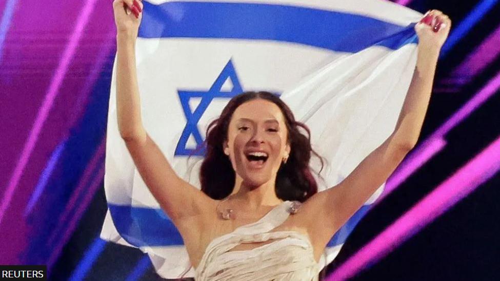 عيدن غولان تحمل العلم الإسرائيلي