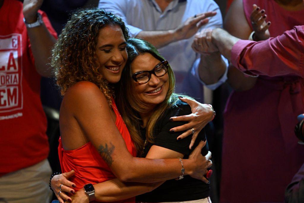 Anielle e Janja abraçadas e sorrindo durante comício