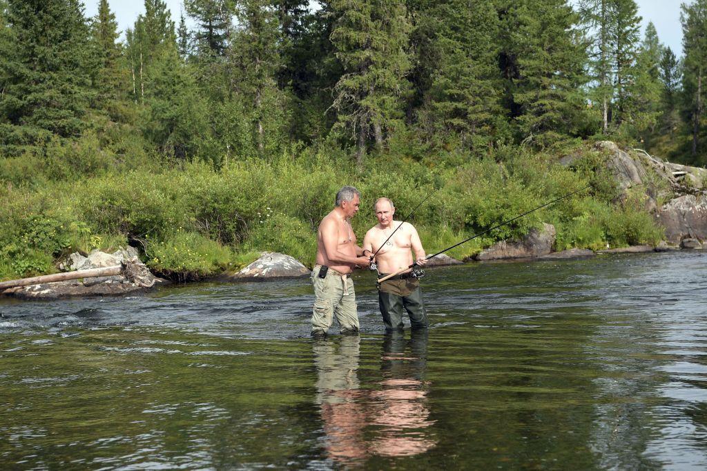 Şoygu ve Putin, Ağustos 2017'de Güney Sibirya'da birlikte balık tutarken