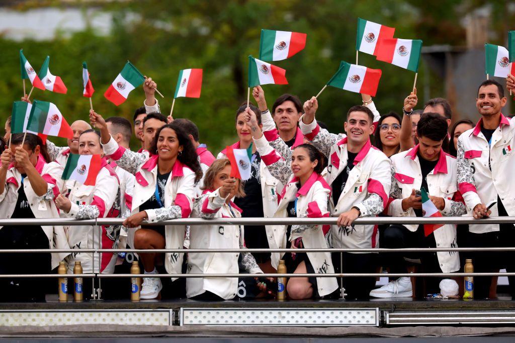 Selección de México transita por el Sena en una barcaza
