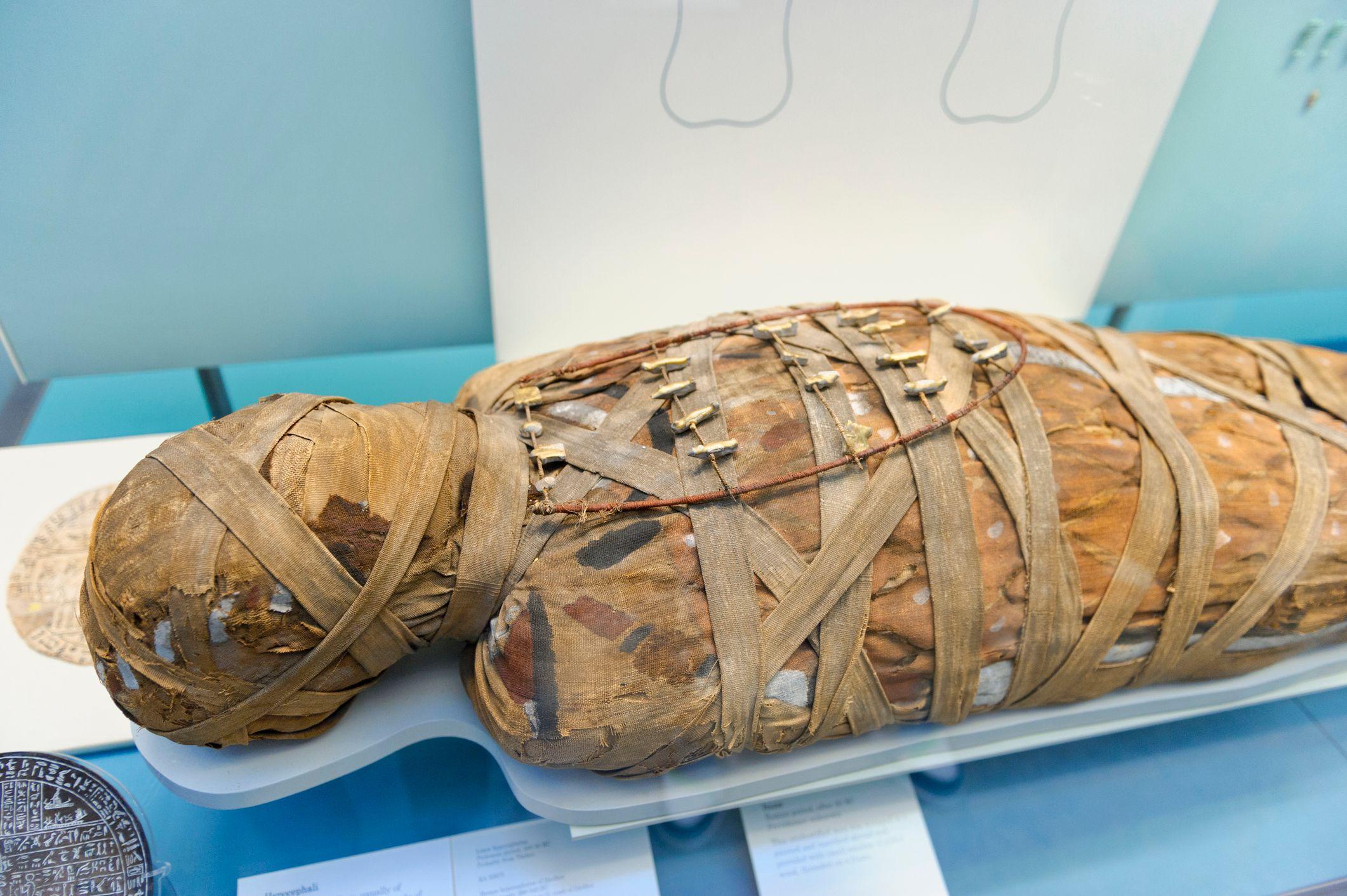 Múmia em exibição no Museu Britânico