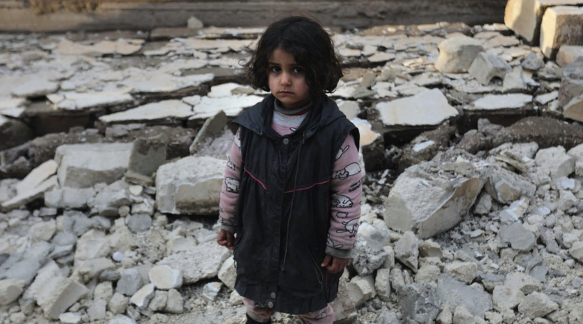Uma menina sozinha em meio aos escombros em Jandairis, na Síria